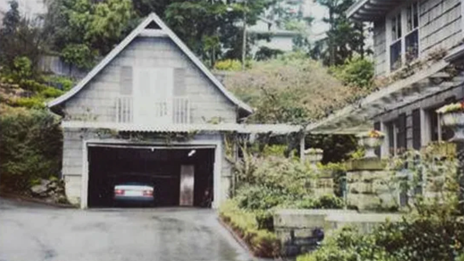 Four rolls of film taken from the scene at Kurt Cobain's house after his body was found in 1994 were devoloped and released in 2014. This is one of the photos on those rolls of film.