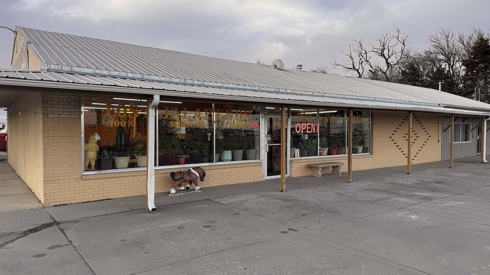 Los Jalapenos Mexican restaurant across the road from the Tyson beef plant says it's open, but nobody's there.