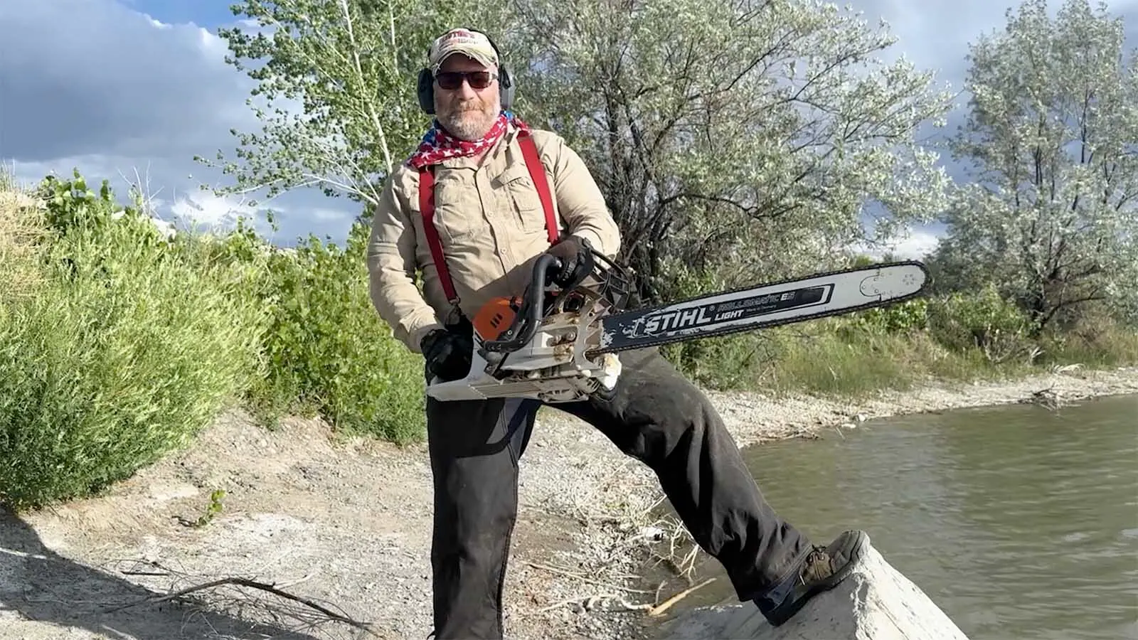 Mark Heinz celebrates America’s 250th anniversary by playing “The Star-Spangled Banner” on his Sthil 500i chainsaw.