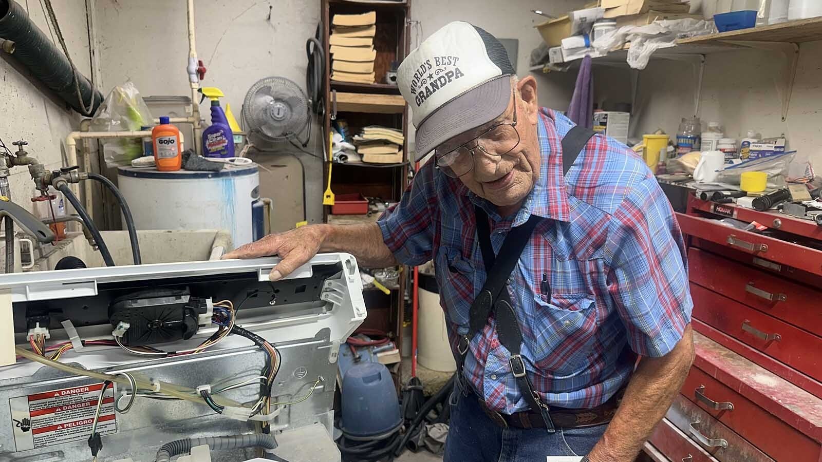 87-year-old Martin Andreen is a self-taught appliance repair man. He repairs both modern and older models, especially washing machines. He is not fazed by circuit boards and modern technology. Andreen has found ways to repair sensors and other new-fangled contraptions that come his way to his shop in Thermopolis, Wyoming.