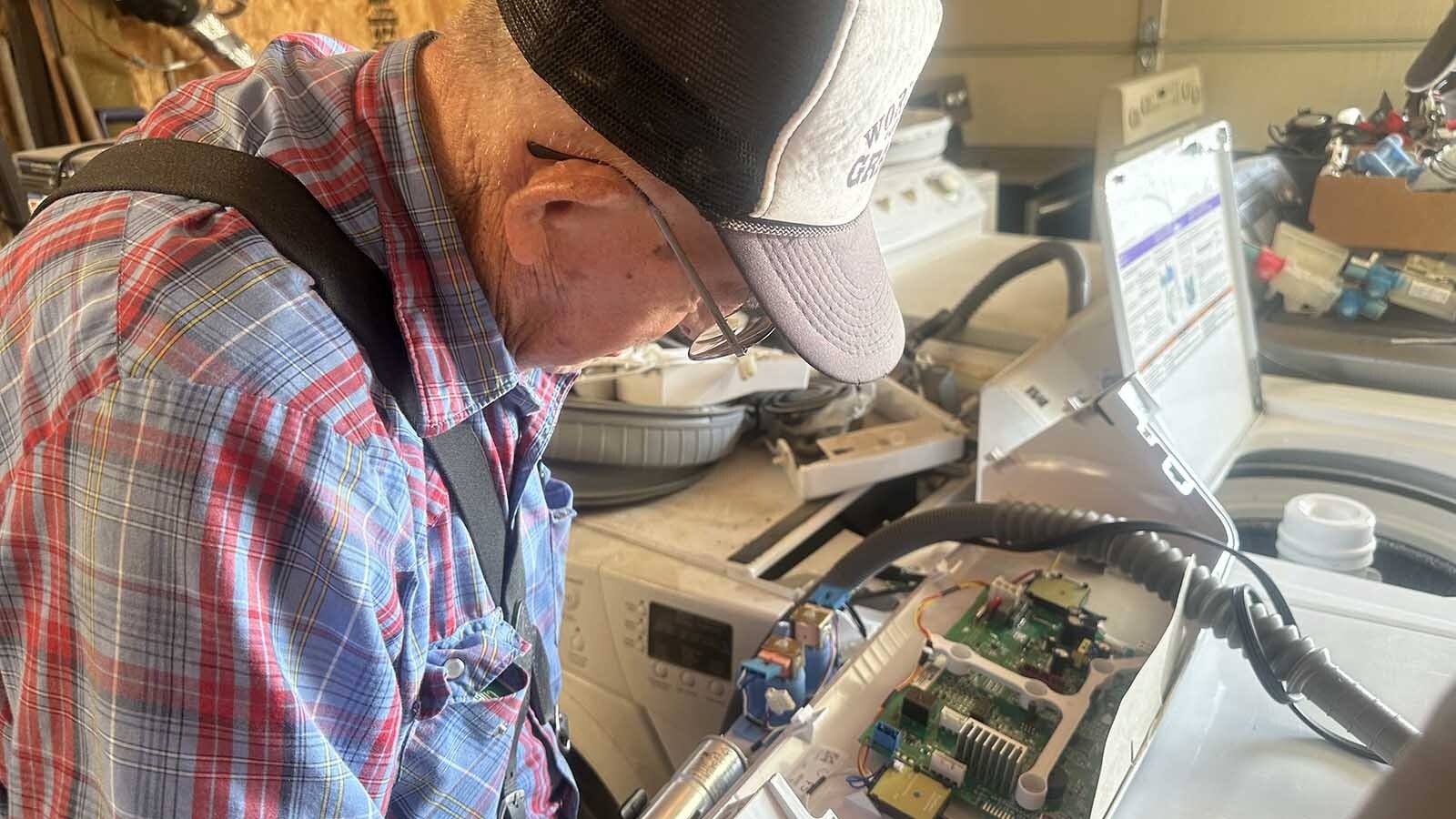 87-year-old Martin Andreen is a self-taught appliance repair man. He repairs both modern and older models, especially washing machines. He is not fazed by circuit boards and modern technology. Andreen has found ways to repair sensors and other new-fangled contraptions that come his way to his shop in Thermopolis, Wyoming.