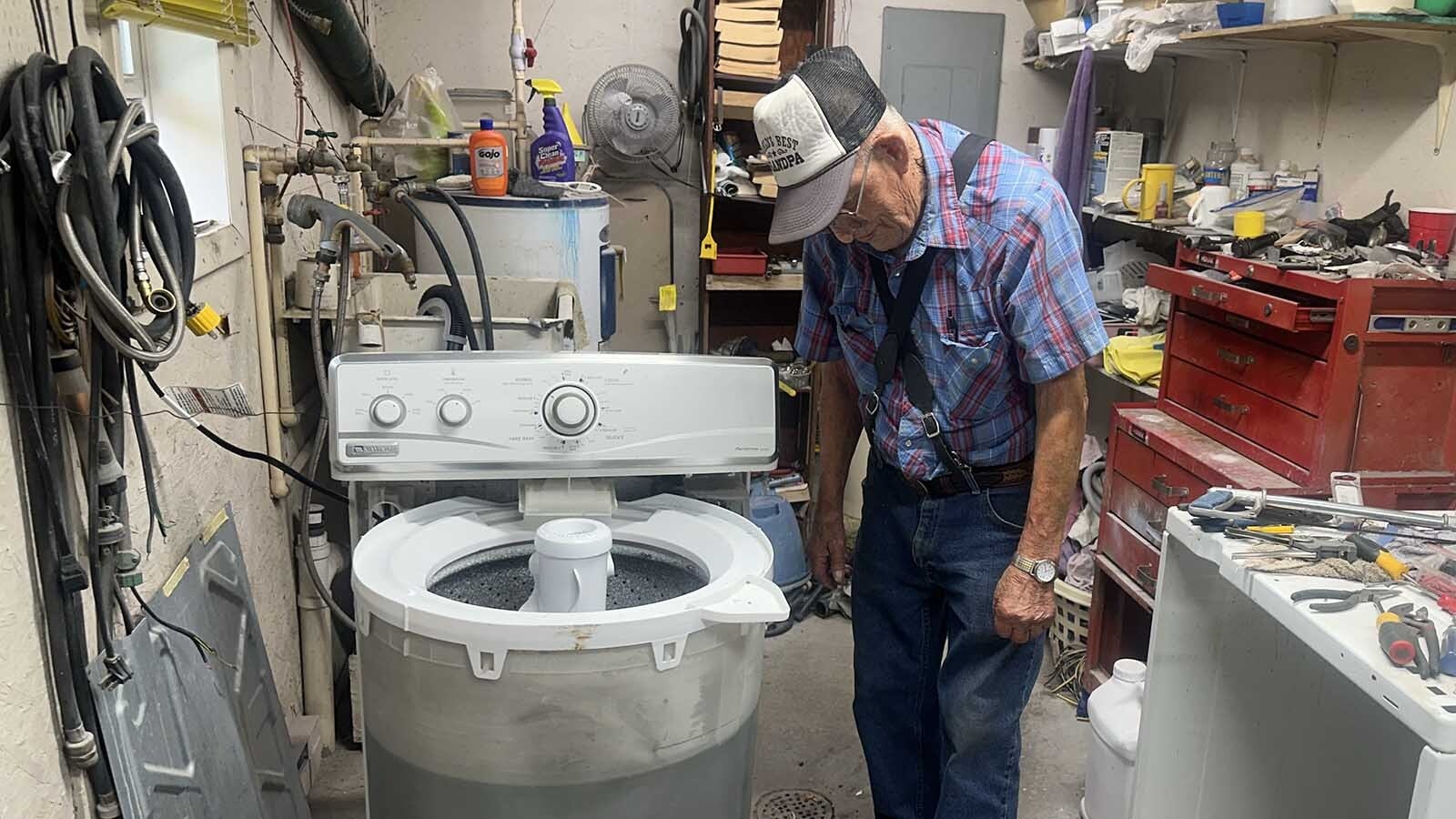 87-year-old Martin Andreen is a self-taught appliance repair man. He repairs both modern and older models, especially washing machines. He is not fazed by circuit boards and modern technology. Andreen has found ways to repair sensors and other new-fangled contraptions that come his way to his shop in Thermopolis, Wyoming.