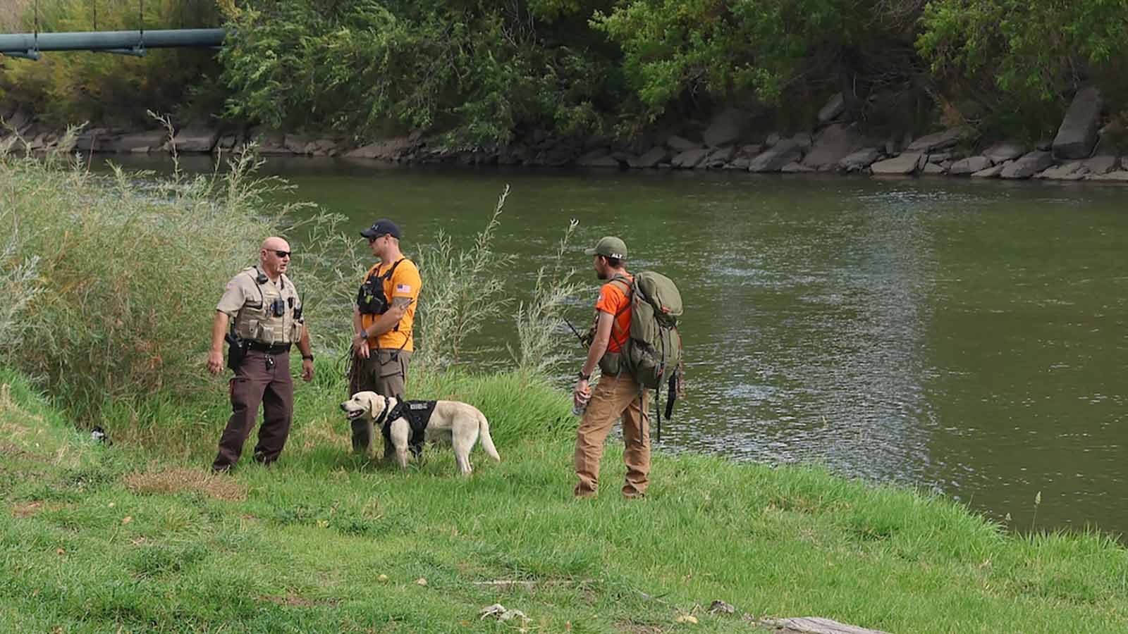 A Natrona County Sheriff’s Office deputy talks with members of the Search and Rescue Team along the North Platte River.