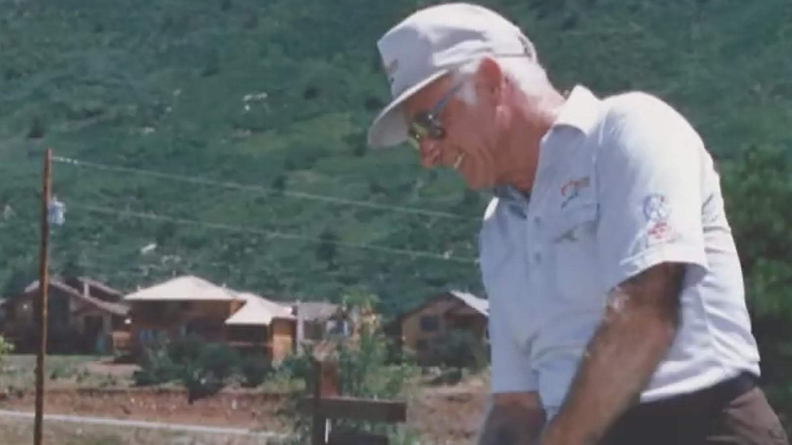 Veteran Wyoming broadcaster Dave Montgomery tees up a ball for Kenny “The Snake” Stabler, his longtime friend and business partner. “Kenny was a good speaker. He was a lousy businessman,” remembered Montgomery.