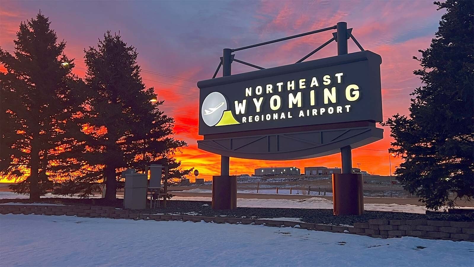 United Airlines dropped Gillette’s flight guarantee, proving Wyoming’s subsidy program works as airports mature toward self-sufficiency. Other communities like Cheyenne seek more state funding amid rising costs and legislative hurdles.