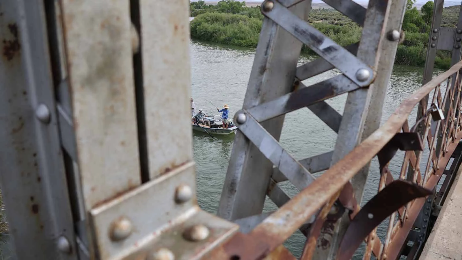 Fishermen float down the North Platte under the bridge.