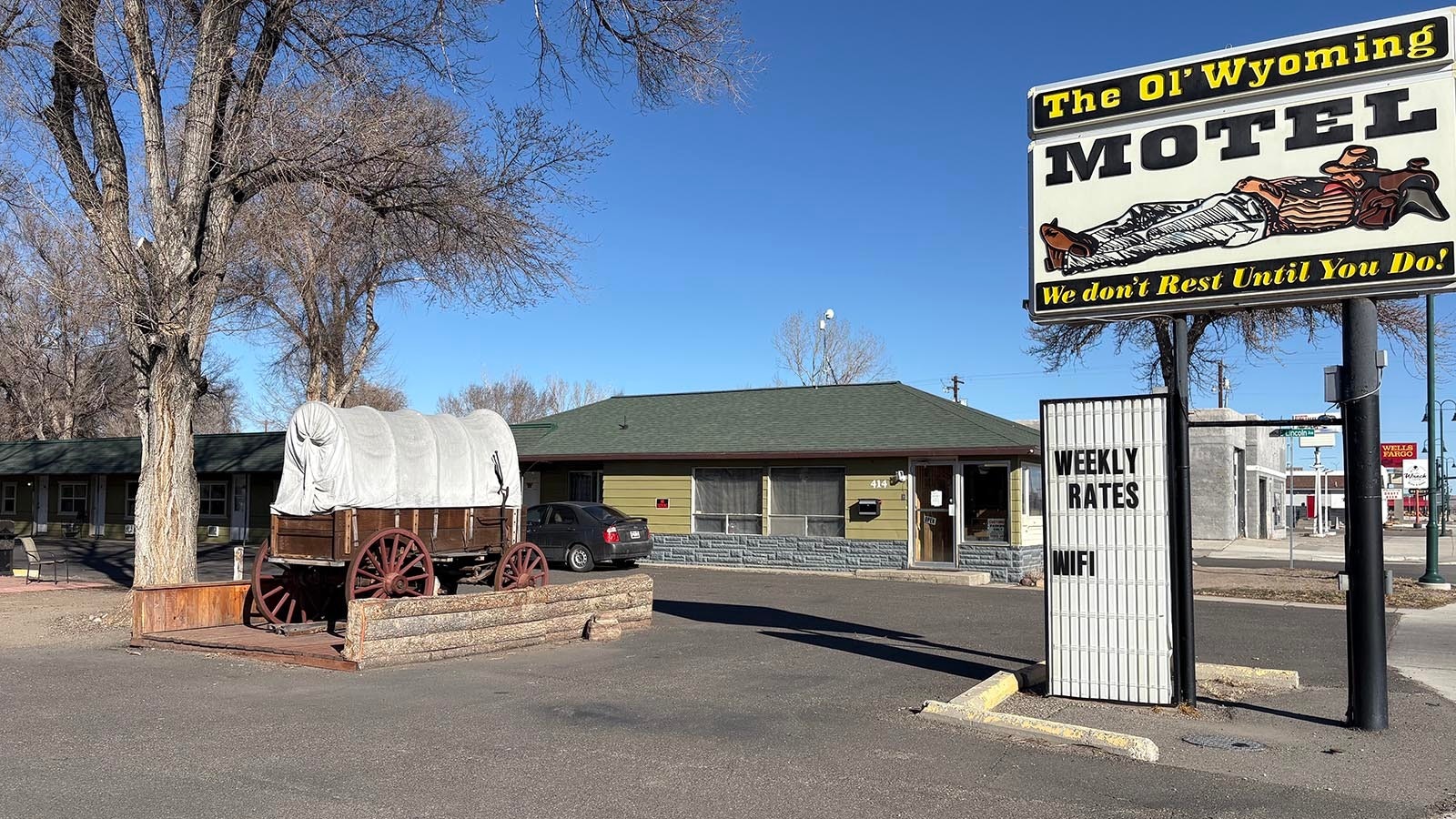 The young daughter of a 24-year-old woman found dead Saturday, shot in the face in a Riverton motel room, told authorities: “Daddy was mad at Mommy,” and “Mommy’s dead,” court documents say. 