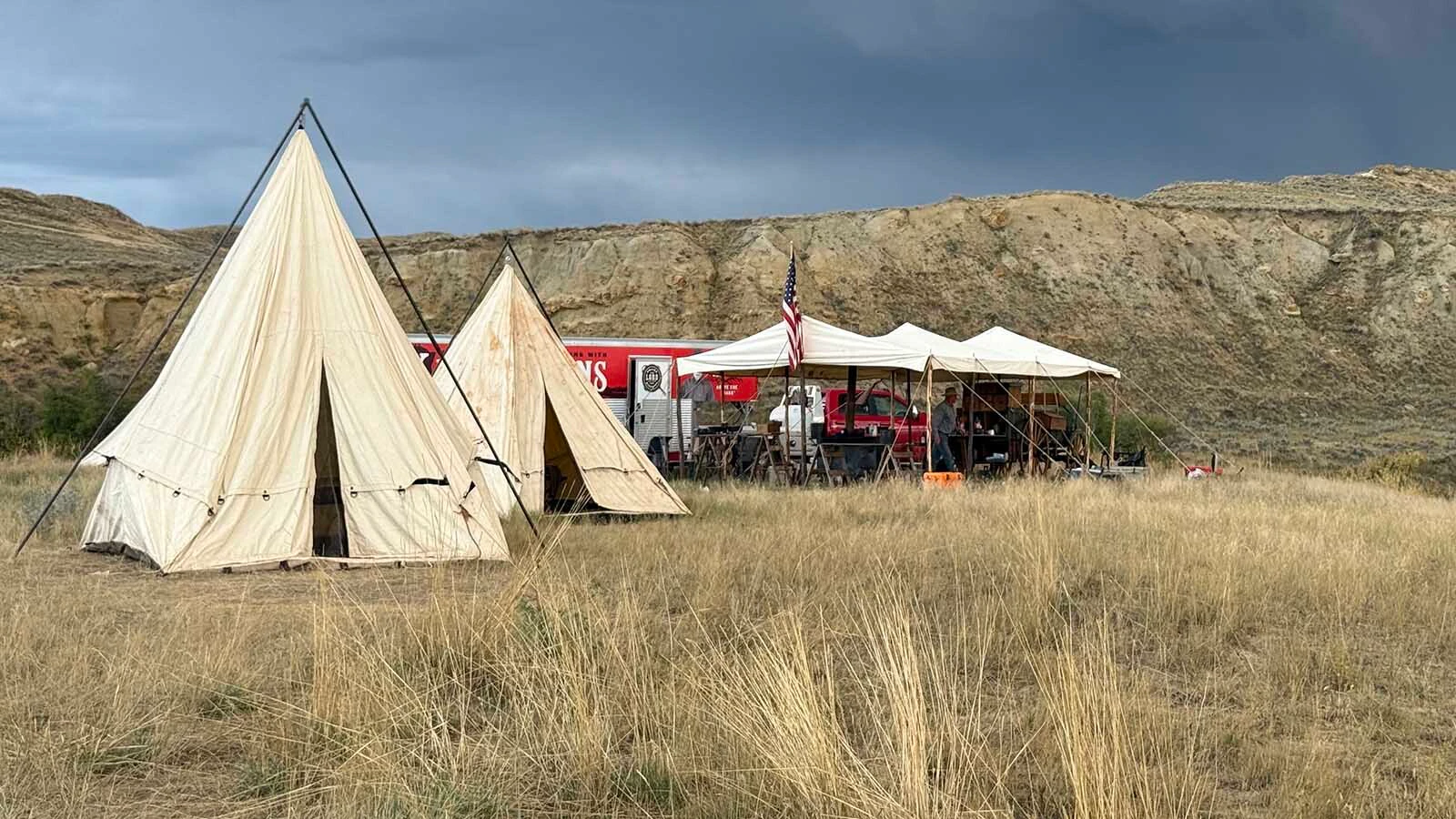 Millions of fans follow chuckwagon cook Kent Rollins online and on his TV show, “Cast Iron Cowboy,” which debuts its visit to the Auzqui Ranch near Clearmont on Monday.