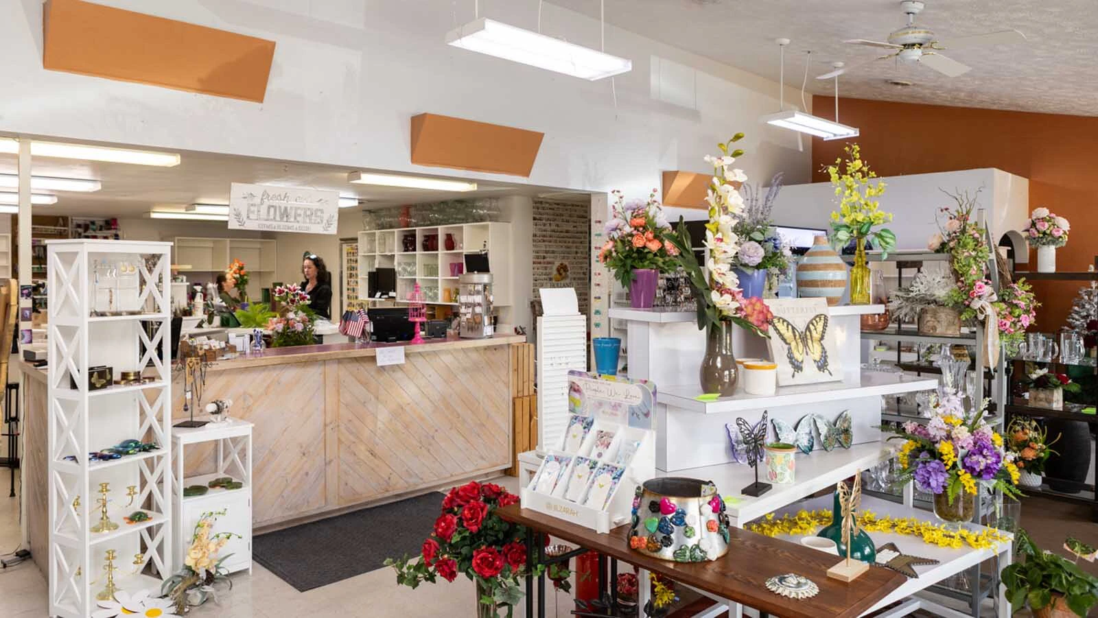 Cheyenne’s Bouquets Unlimited is closing its doors after 44 years. Owner Shareen Brendle says the shop can’t compete with cheap grocery-store bouquets, online “order gatherers,” and big box chains undercutting wholesale prices. “I’m broken-hearted about it,” she said.