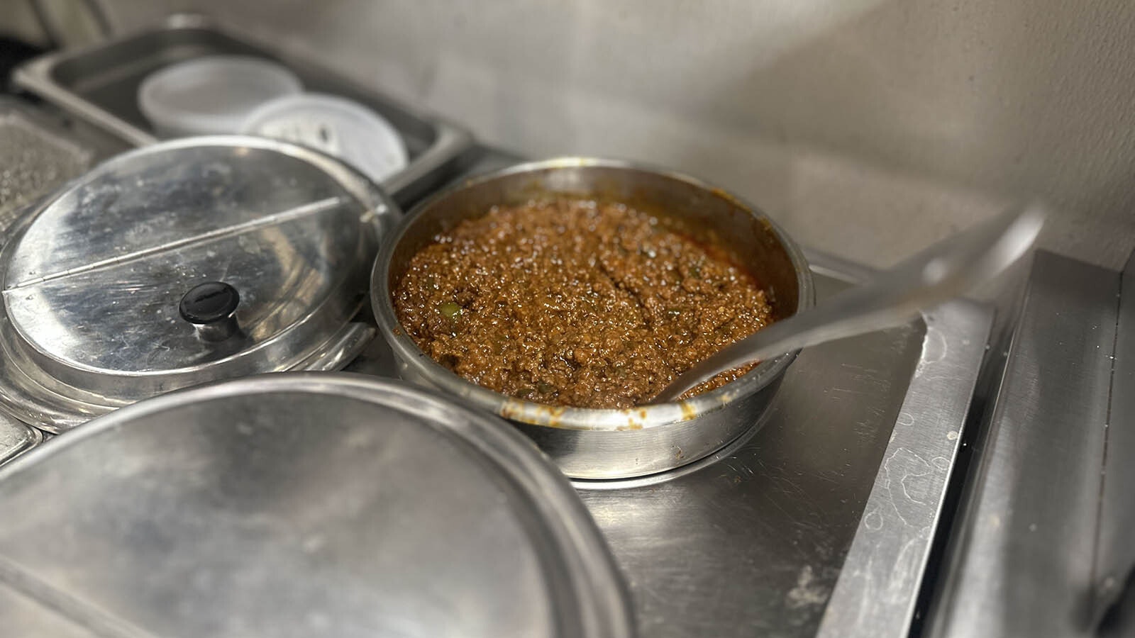 The lowly sloppy Joe might be at the bottom of Americana comfort food totem pole, but it’s enjoying a revival. At Smith Alley Brewing Co. in Sheridan, chef Andrew Nord combined Steamboat Stout with a simple blend of ingredients and created his spin on the classic sammy.