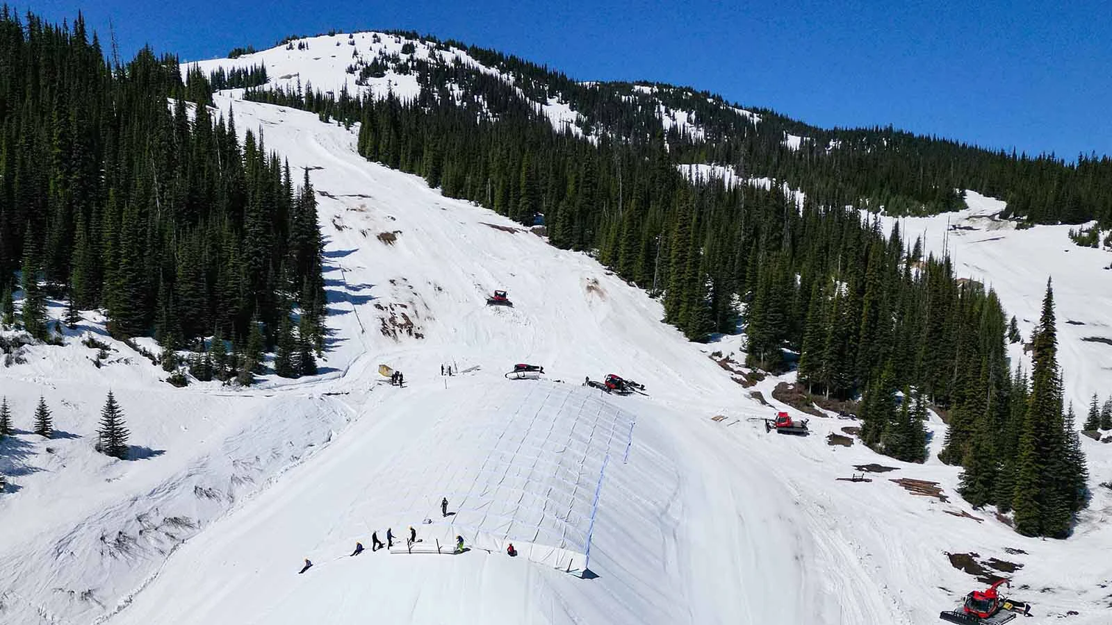At the end of the season, a mountain can push their leftover snow into enormous piles, which are then covered with the Snow Secure mats.