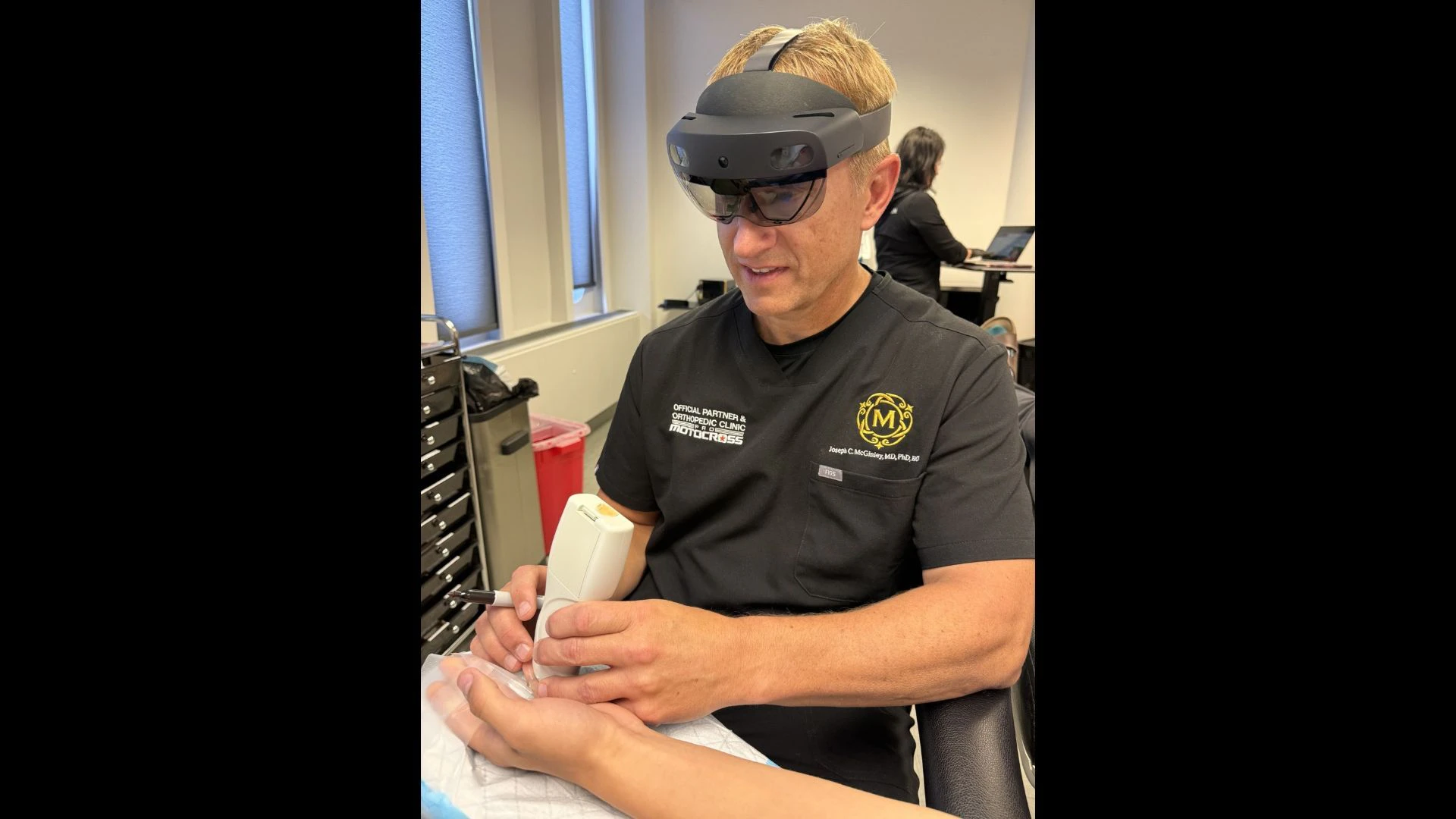 Dr. McGinley uses ultrasound guidance during a minimally invasive procedure at The McGinley Clinic.