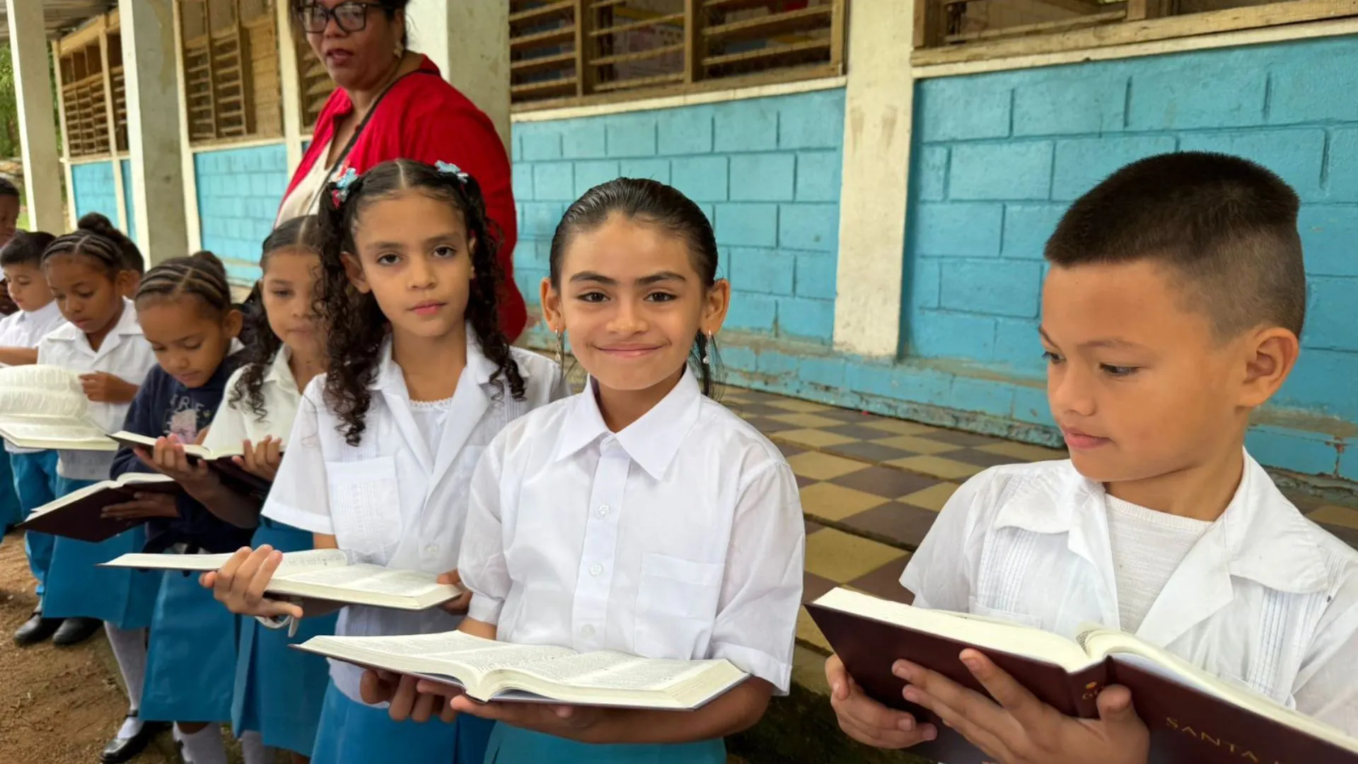 Children receiving Bibles at Rosendo Nuñez School.