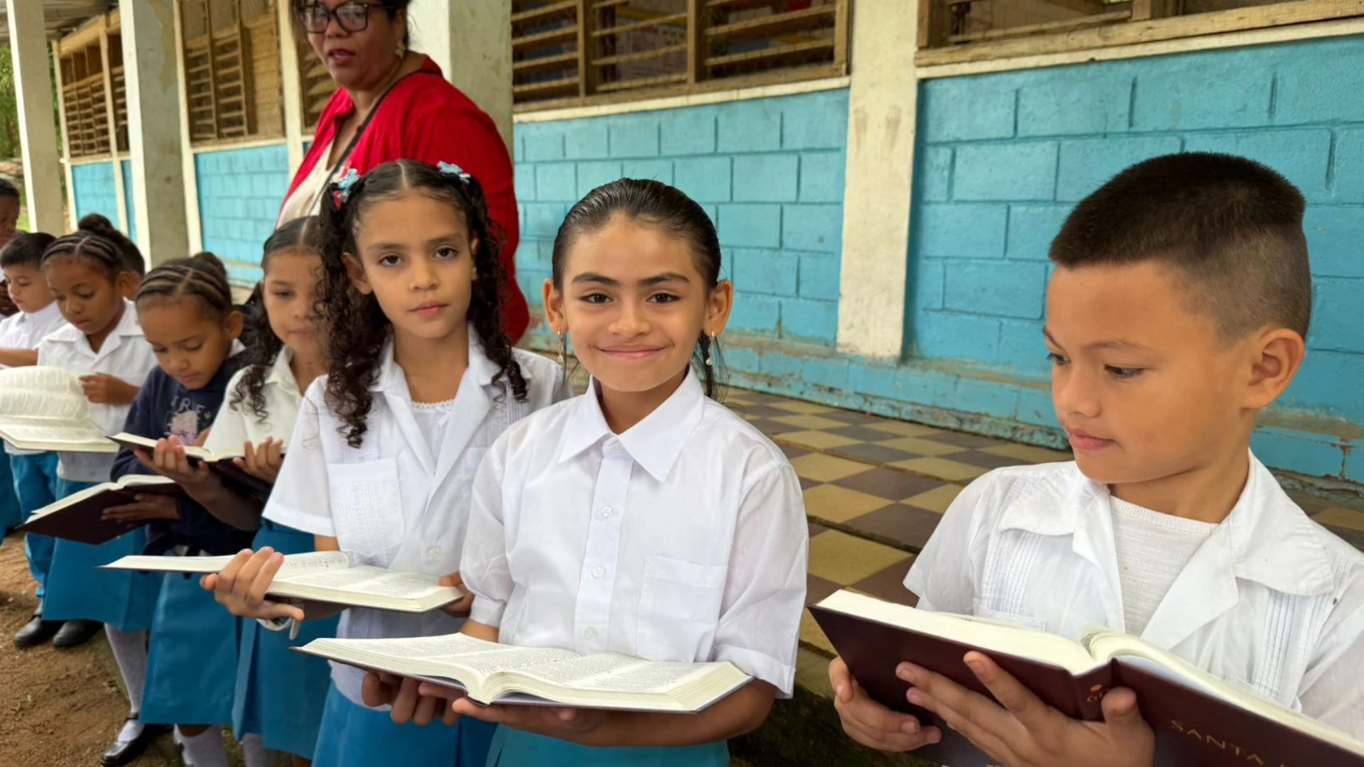 Children receiving Bibles at Rosendo Nuñez School.