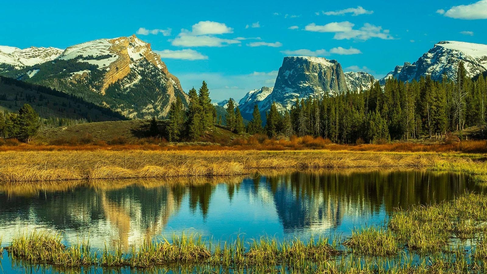 The view looking down the Green River to Squaretop Mountain in western Wyoming is one of the state’s most recognizable landmarks, even being on the license plate. Now the Dollar Lake Fire is threatening to change that.