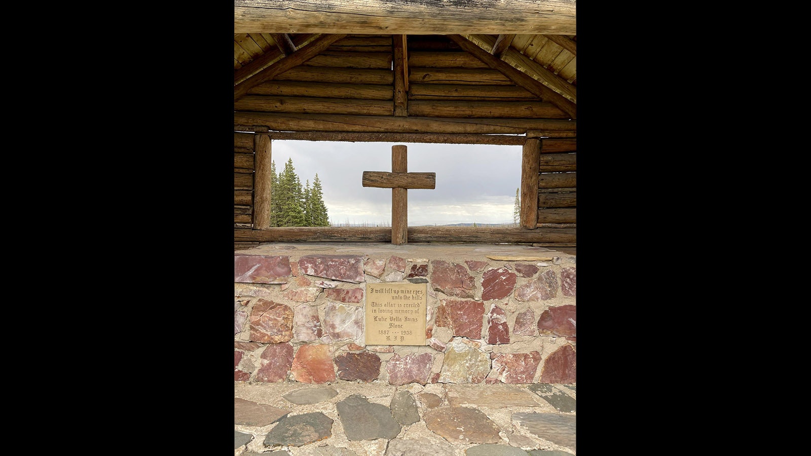 The granite rocks of the altar have an inscription, referring to Psalm 121, “I will lift mine eyes up unto the hills.”