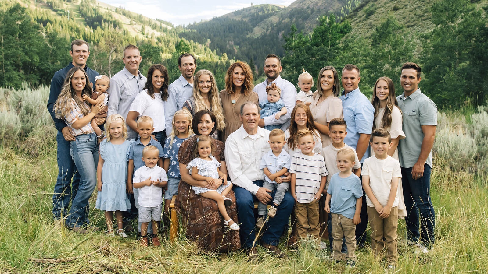 Stewart Petersen and his wife, Chemene, pose with their six married children and 15 grandchildren.