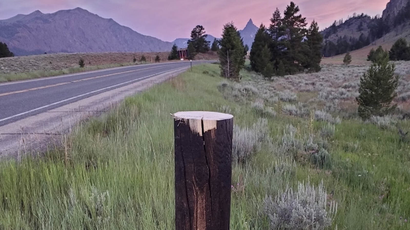 Someone wanted a misspelled road sign along the Beartooth Highway, so cut it off.