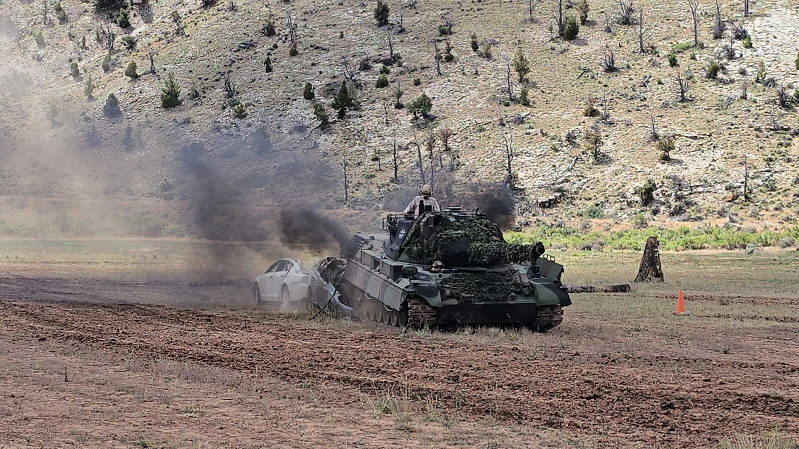 The Leopard tank drives away to the cheers of the crowd.
