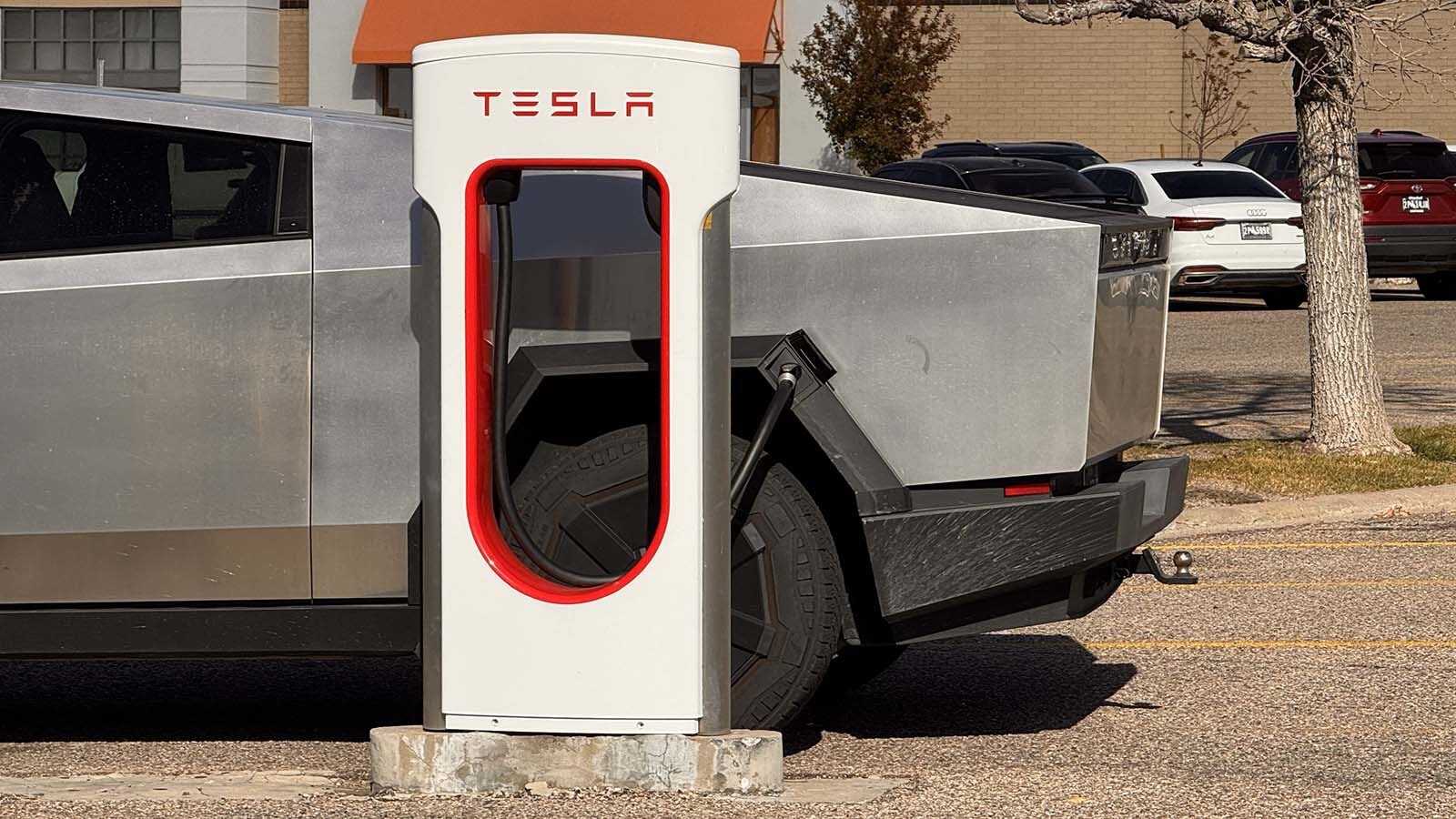 Teslas charging Cheyenne IMG 4505 10 20 25