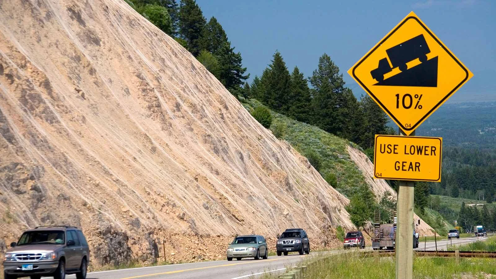 A warning sign on Wyoming Highway 22 over Teton Pass outling steep 10% grades ahead.