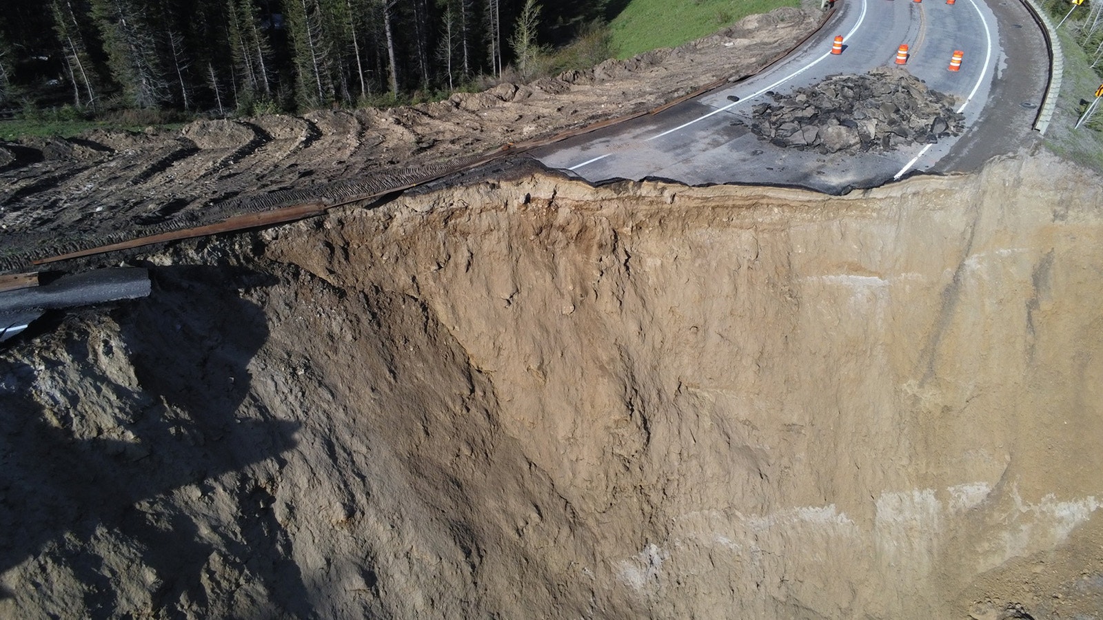 A “catastrophic failure” of Wyoming Highway 22 over Teton Pass overnight Friday saw a huge section wash down the mountain. A long closure of the “lifeline” between Jackson and Victor, Idaho, is expected.