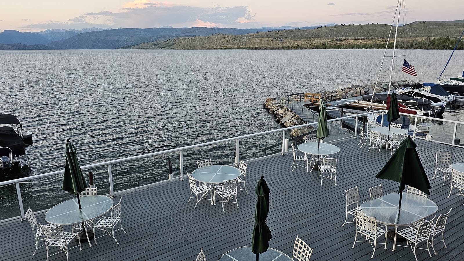 Boats are docked near the restaurant by Fremont Lake.