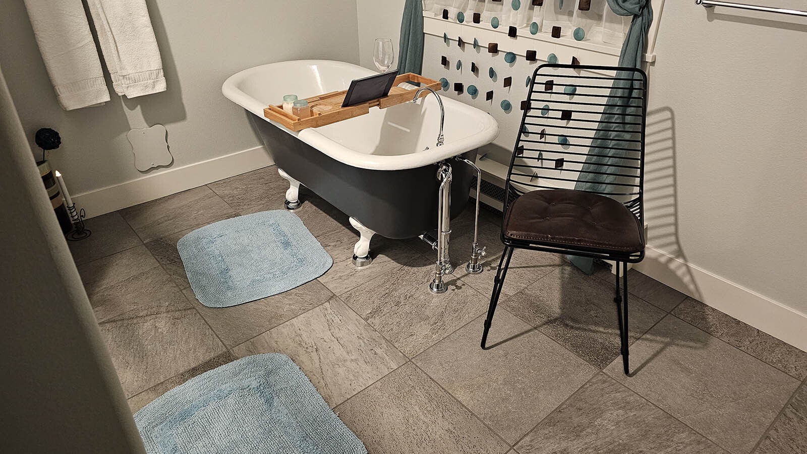 A beautiful 1920s vintage bathroom complete with clawfoot tub. The amenities include lovely, scented bath beads for a relaxing soak.