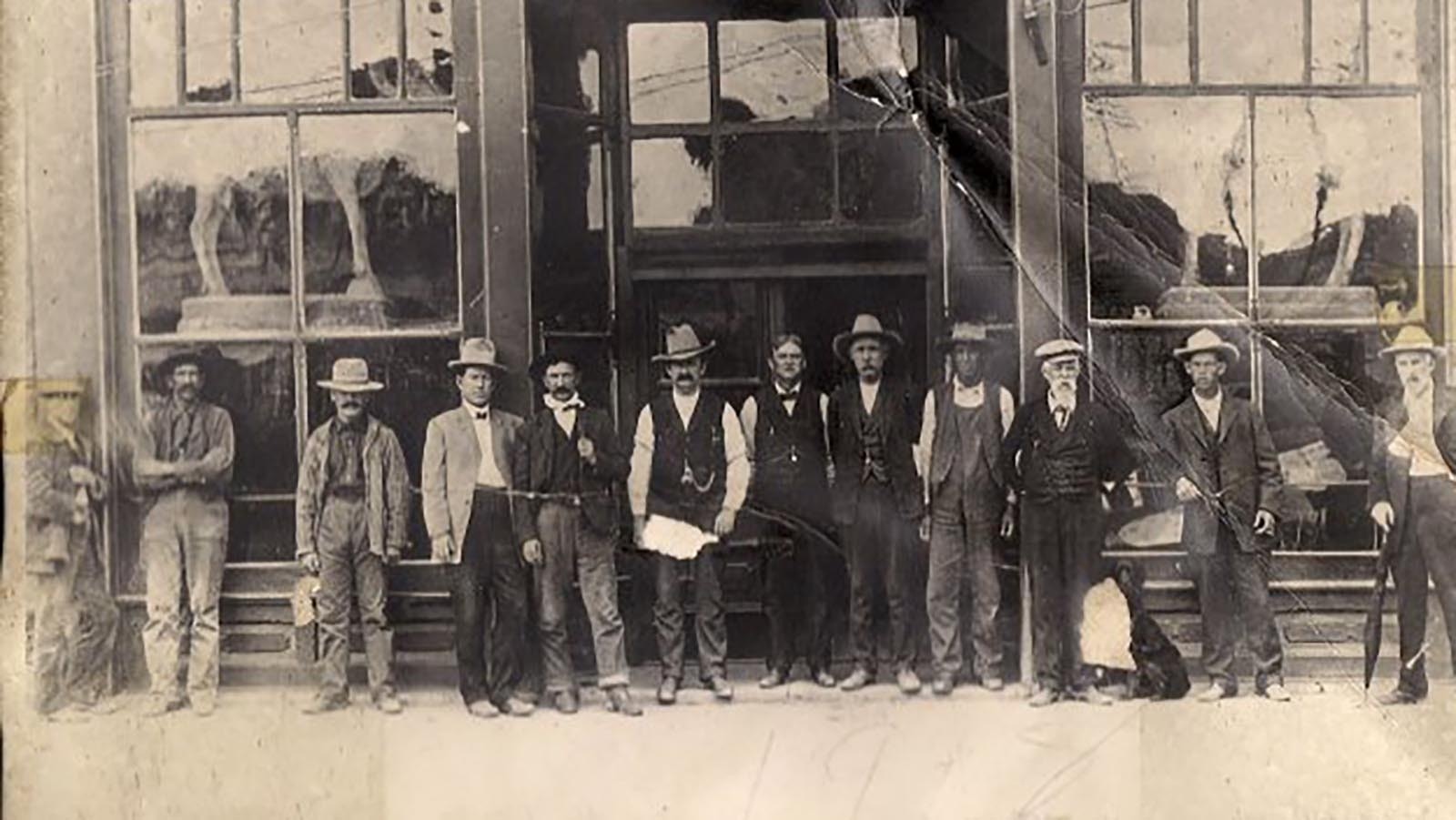 Tom Skinner's Hole in the Wall Saloon in Thermopolis in 1908. The infamous outlaw gang wouldhang out there.