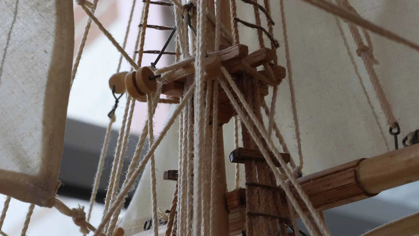 Carl Benz accurately depicted the mast, lines, and ladders.