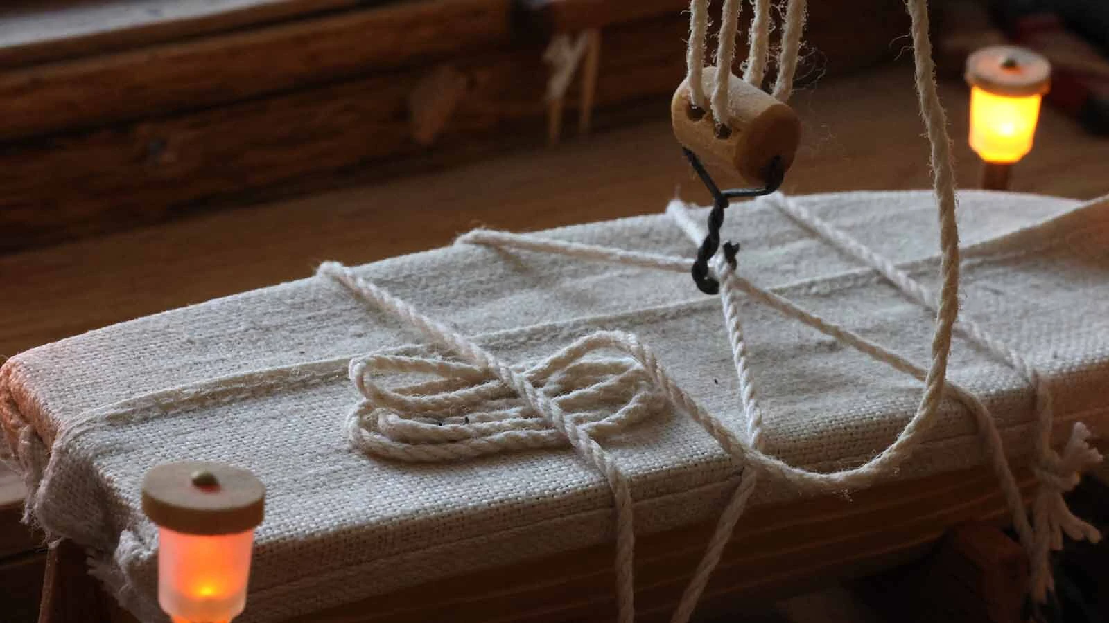 A line portrayed correctly resting on the lifeboat.