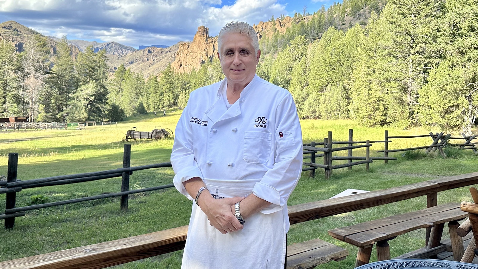 Chef-kok Vince Fiore poseert voor het adembenemende uitzicht vanuit de eetzaal van de UXU Ranch.  Fiore's kookzomer creëert een culinaire bestemming op de route tussen Cody en Yellowstone National Park, en hij hoopt in de toekomst nog veel meer te doen.