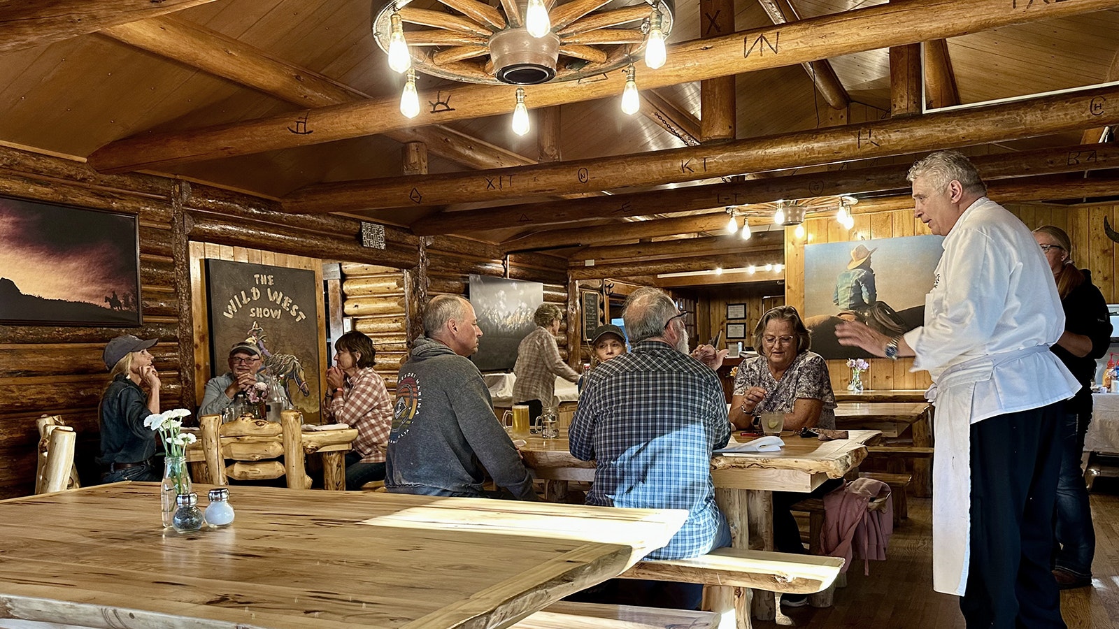 De eetkamer van de UXU Ranch.  Sinds Vince Fiore deze zomer begon met koken, zijn de tafels constant vol met locals, waarvan velen meerdere keren per week komen.  Zeevruchten en Italiaans eten zijn de grootste successen van de zomer.