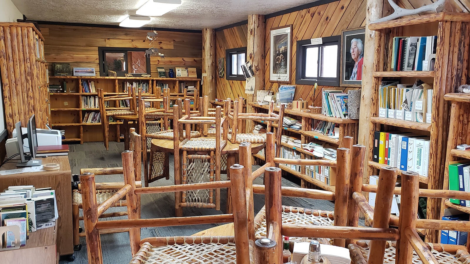 The library area of Granite Creek Ranch Lodge.