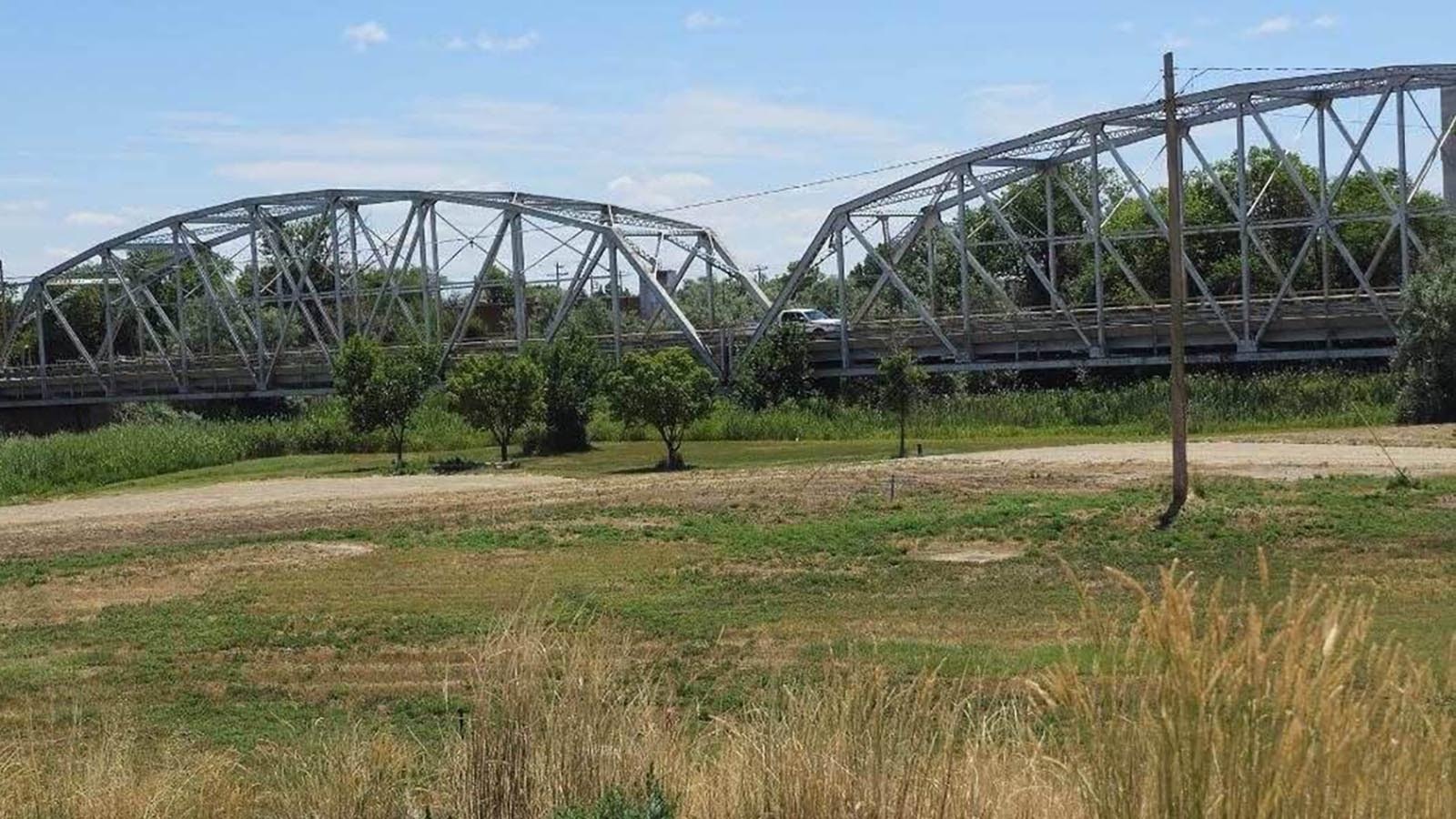A man is dead and an officer wounded after a Monday shootout on a bridge in Worldand, the Wyoming Division of Criminal Investigation and Worland Police Department confirmed Tuesday. The officer sustained non-life-threatening gunshot injuries.