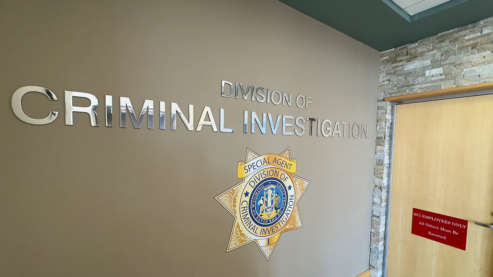Megan McWilliams, whose husband Scott oversees the Wyoming Division of Criminal Investigation’s crime lab, taught a two-day class in forensic genetic genealogy for DCI agents and assisted the agency with a 1995 cold case in Carbon County.