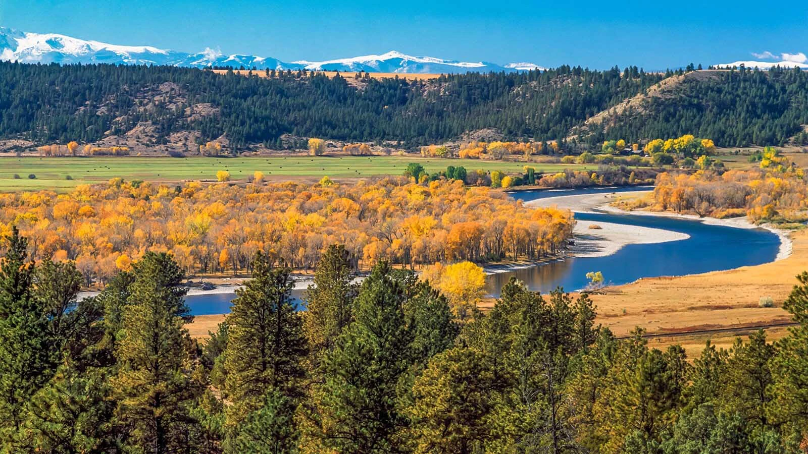 A spectacular view of the Yellowstone River valley in autumn.