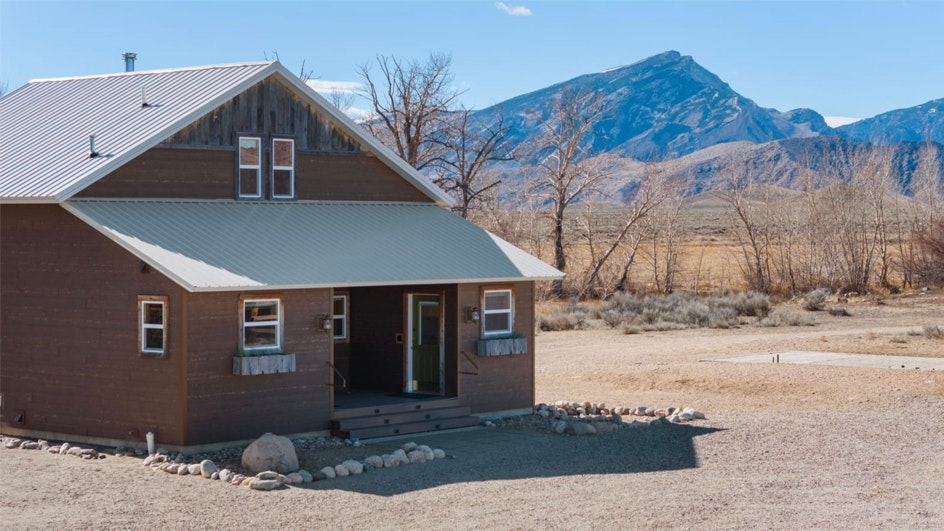 How do you sell a one-of-a-kind property in Wyoming's windiest town? Realtor Alexander Lexington says buyers see potential paradise, not peril, in a 20-acre Clark, Wyoming, property with three homes. It is drawing interest despite winds of up to 128 mph.