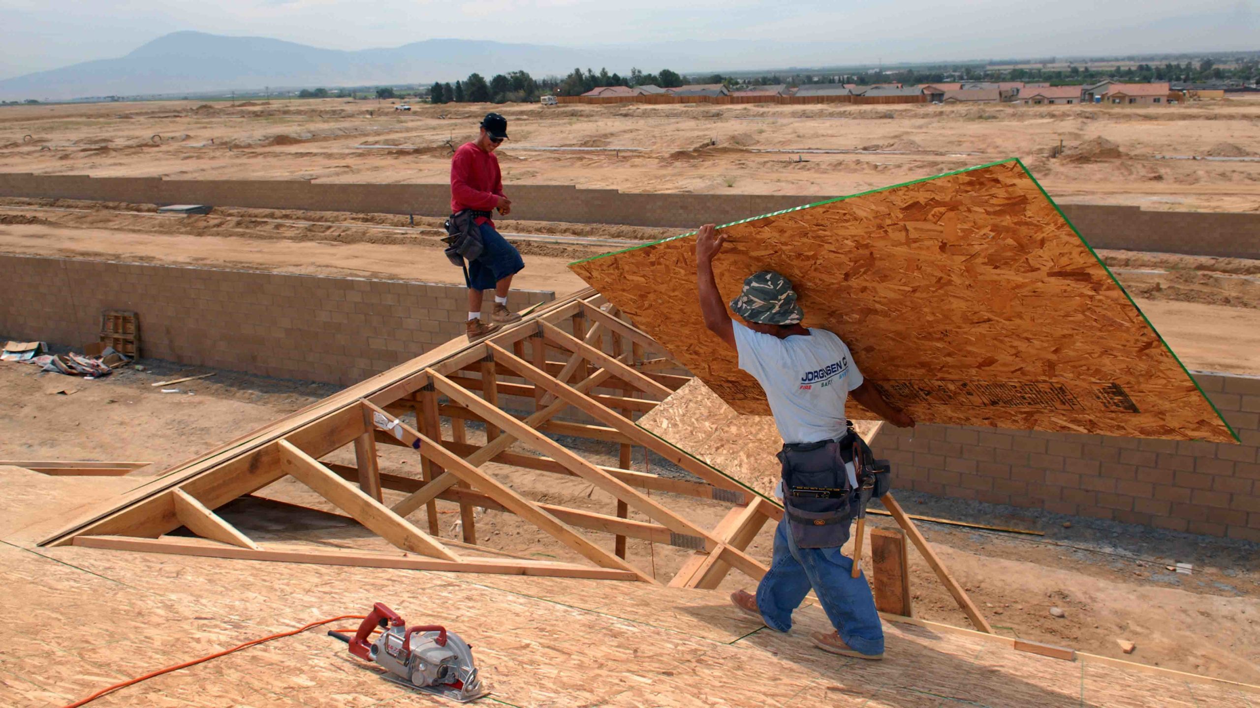 Construction workers 4 15 22 scaled