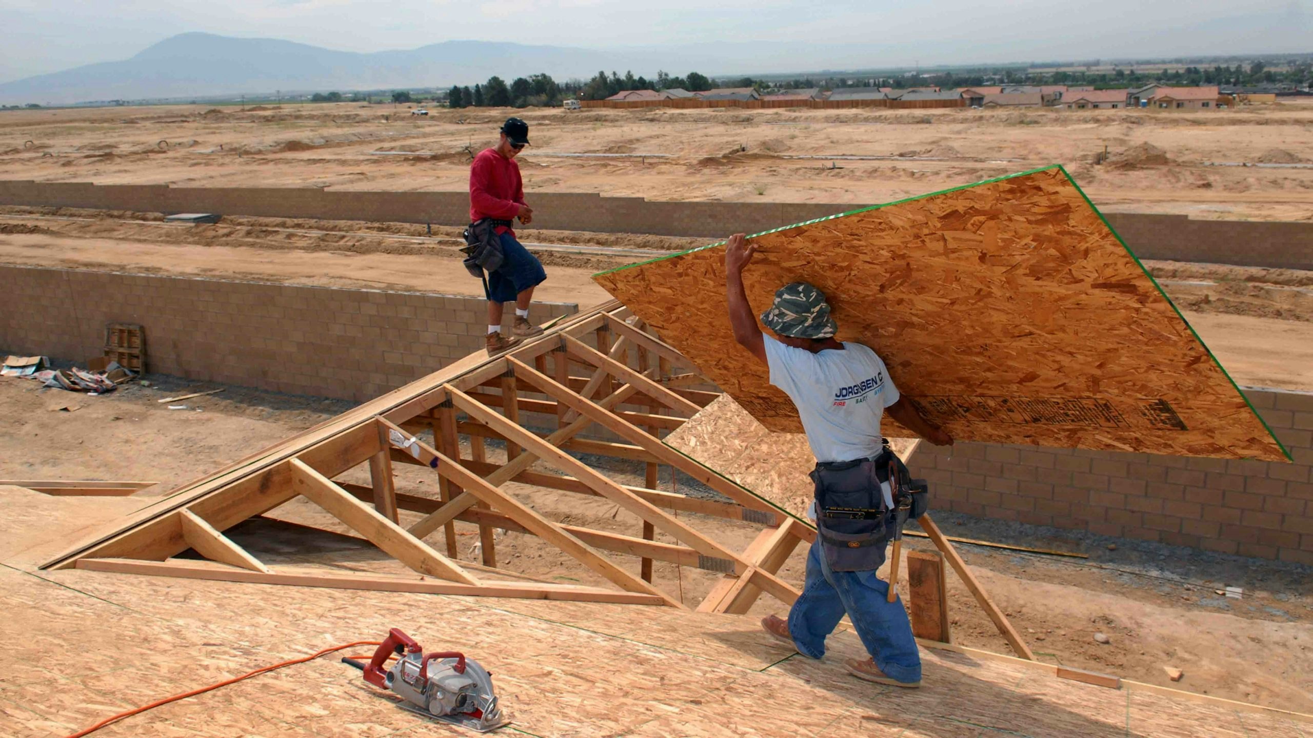 Construction workers 4 15 22 scaled