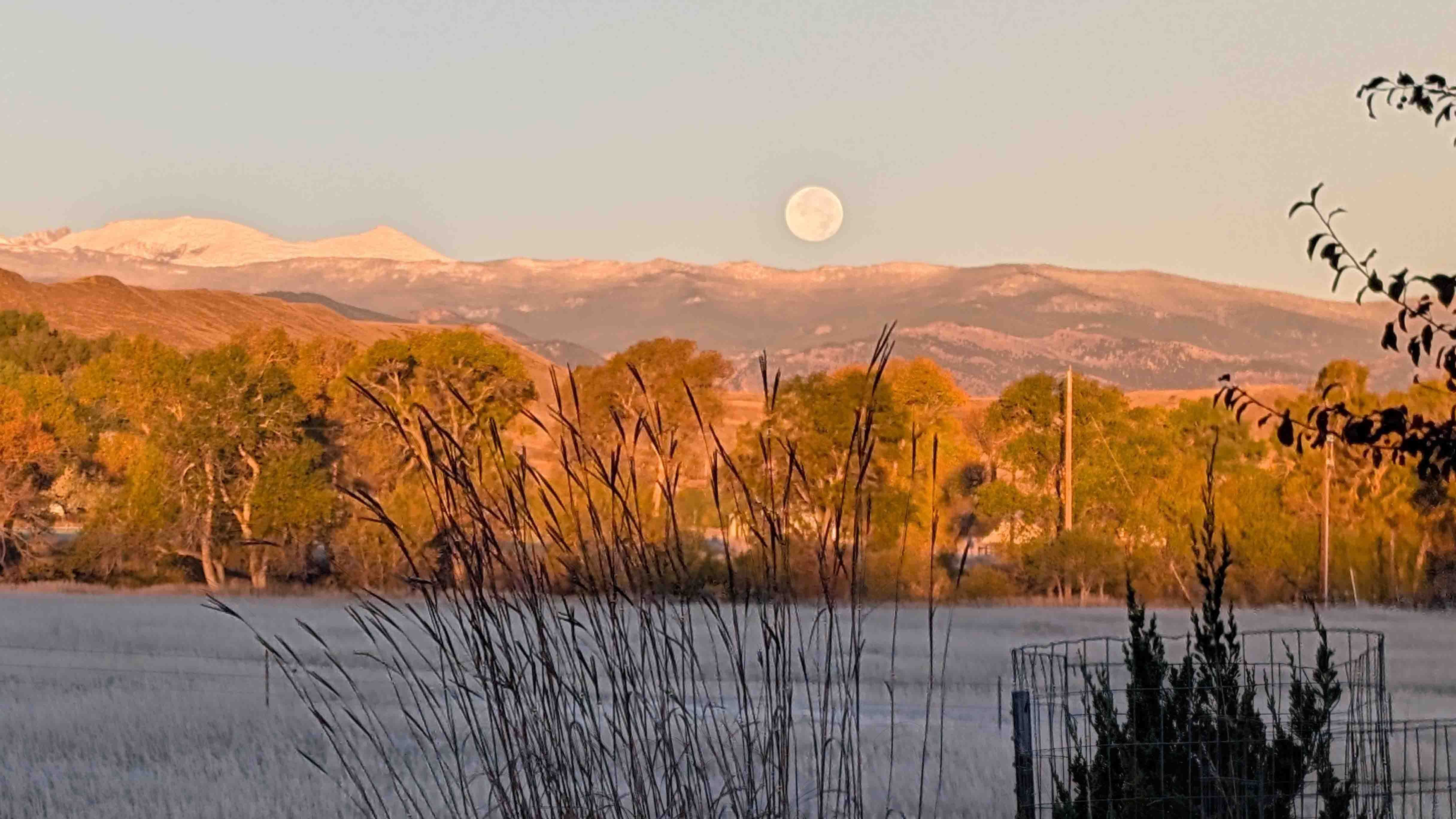 The October supermoon sets over the newly frosted Bighorns.