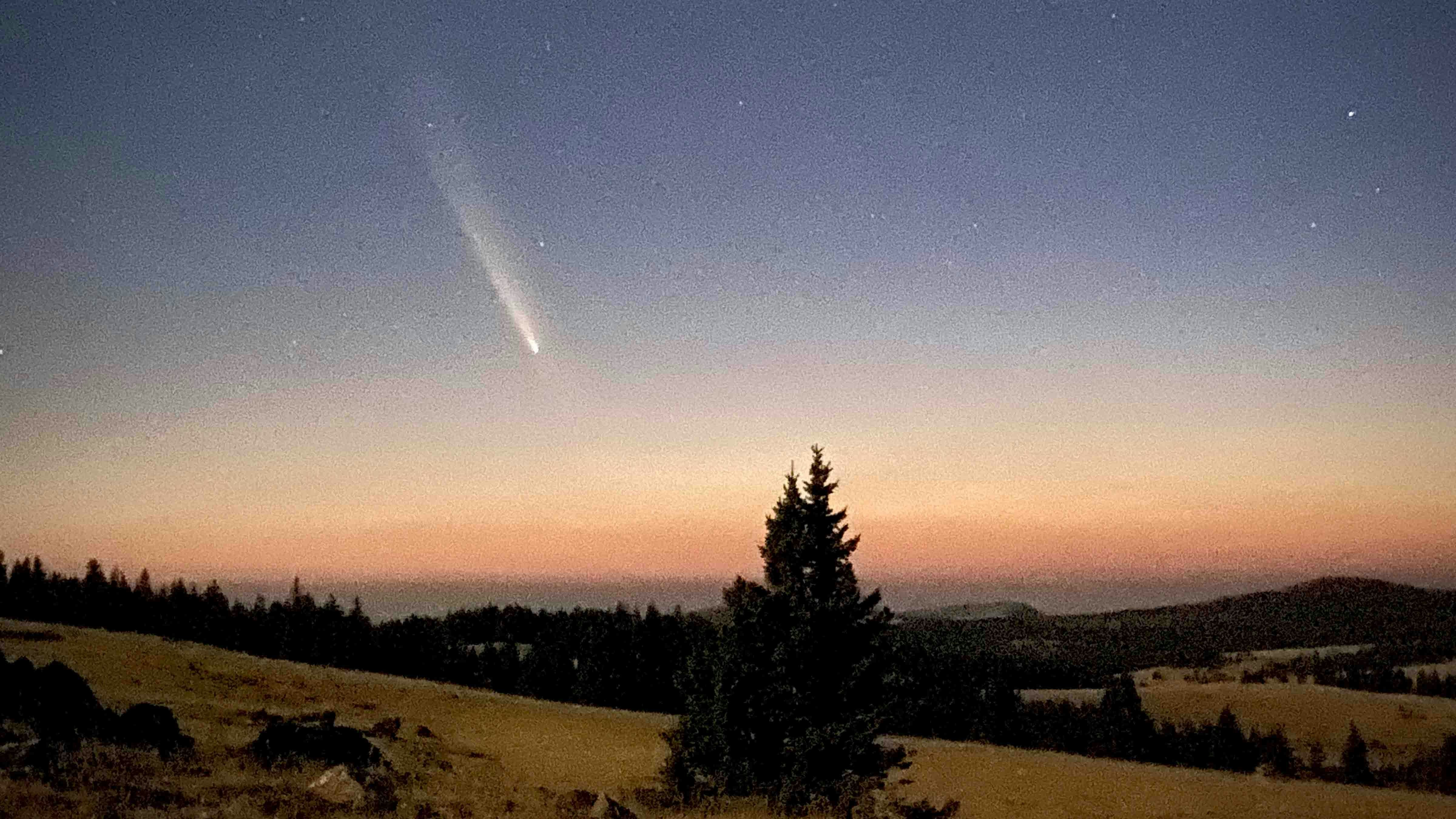 "Looking west from Powder River Pass in the Bighorn Mountains while Comet Tsuchinshan-ATLAS speeds after it."