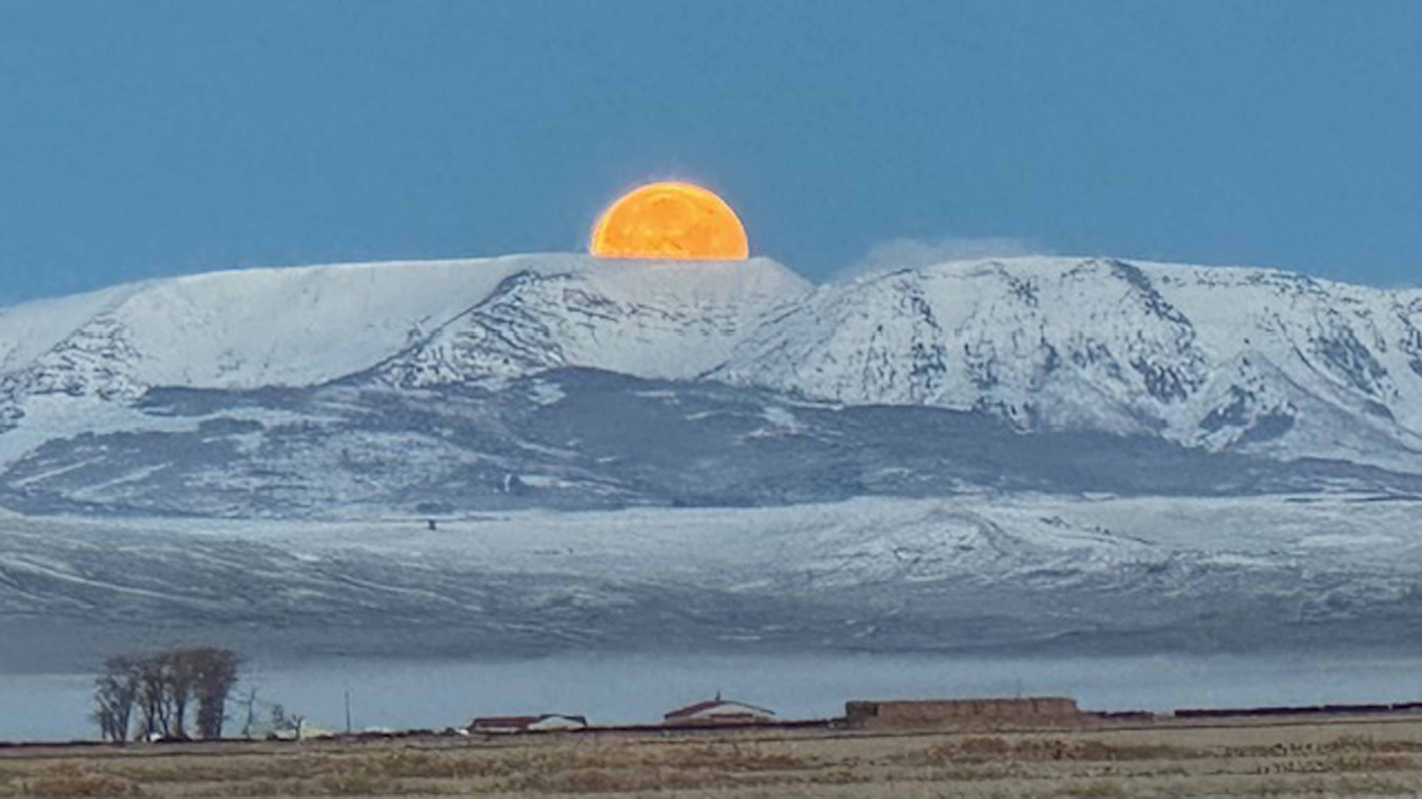 "Blood moon setting over the Wyoming Range."