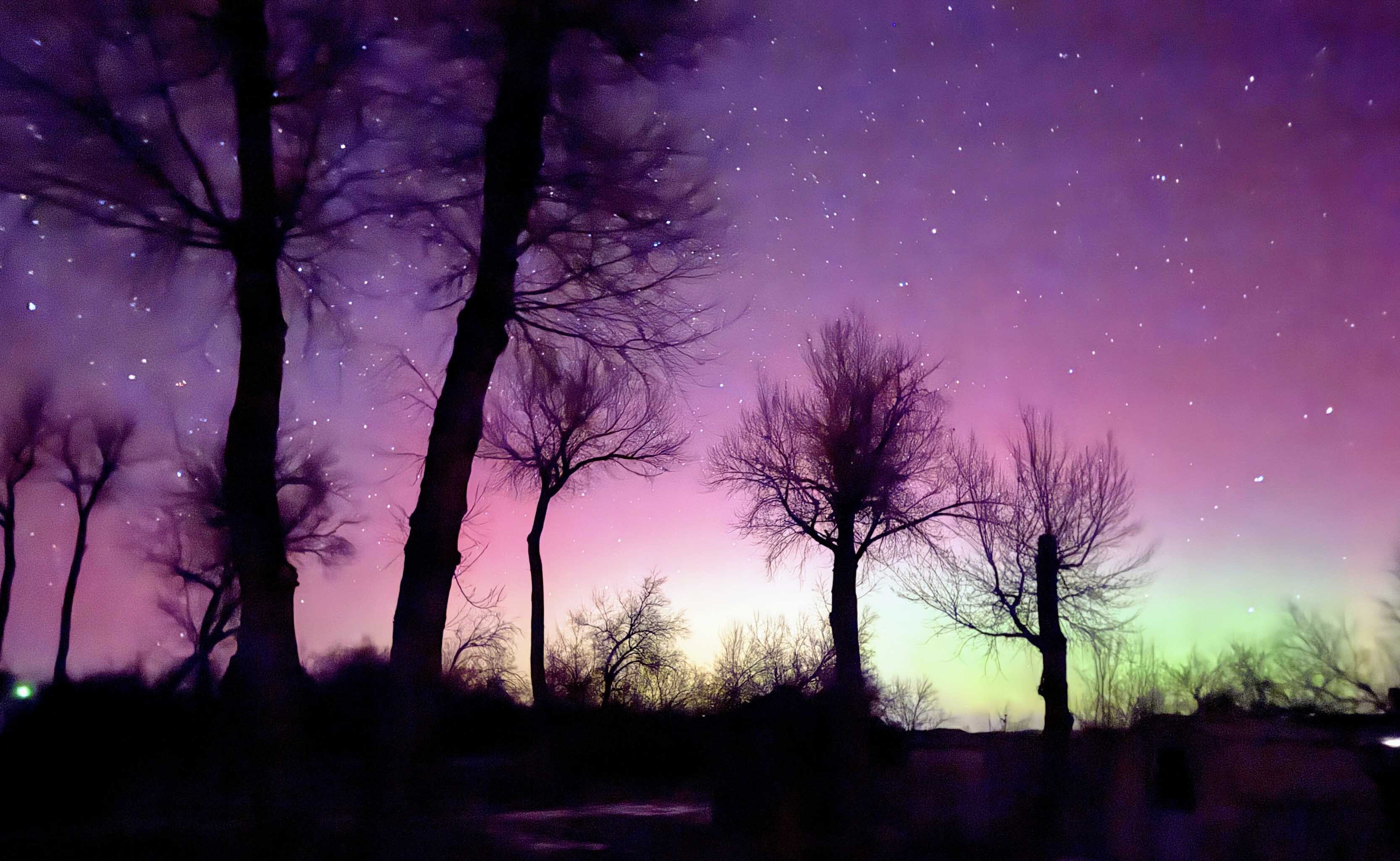 "Beautiful Northern Lights from Fish Hook north of Thermopolis at 8:30 pm."