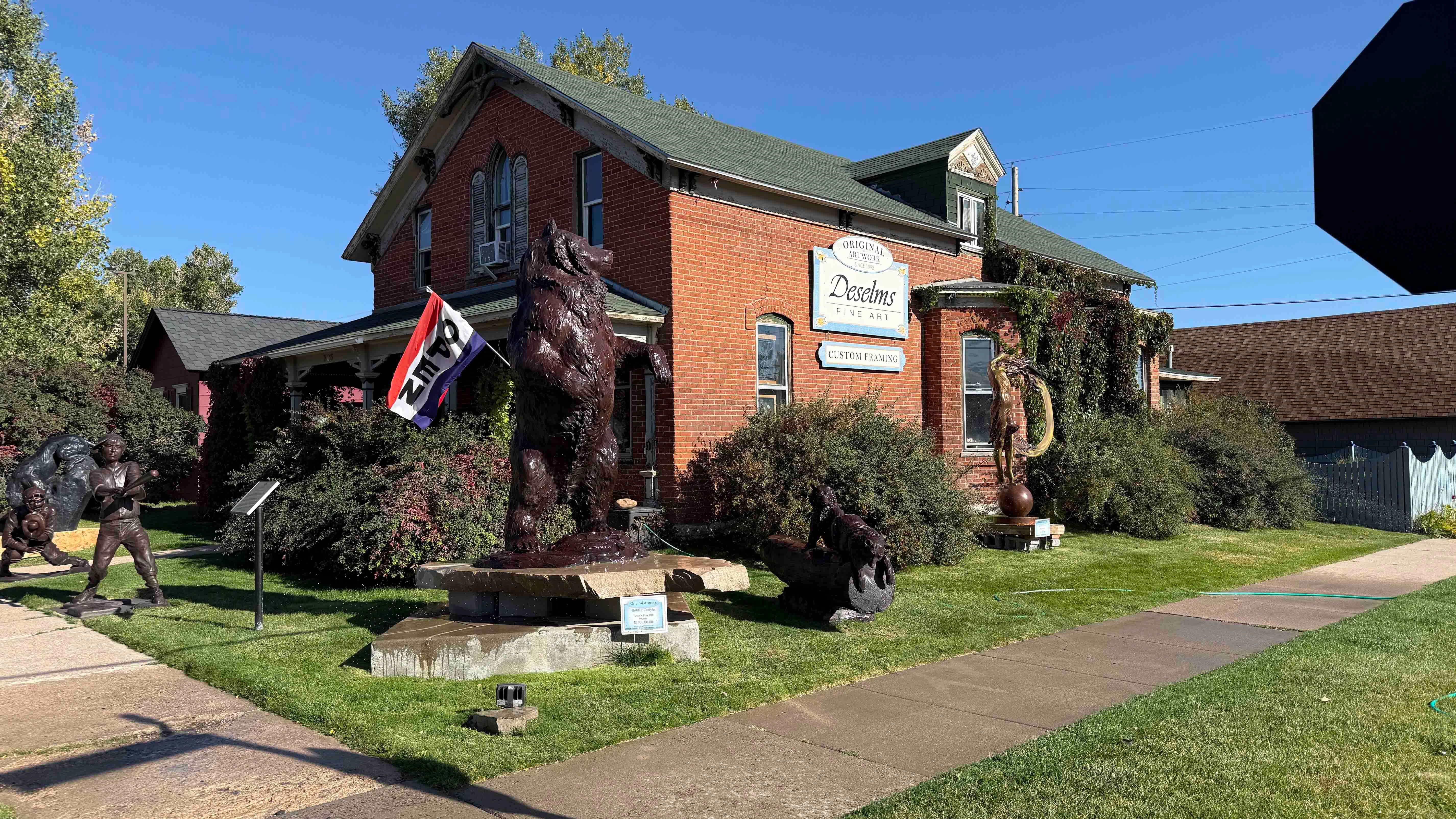 Harvey Deselms believes his art gallery is haunted. Not only was this where filmmaker Allen Ross was murdered, a woman in her 80s was raped and murdered in an upstairs room.