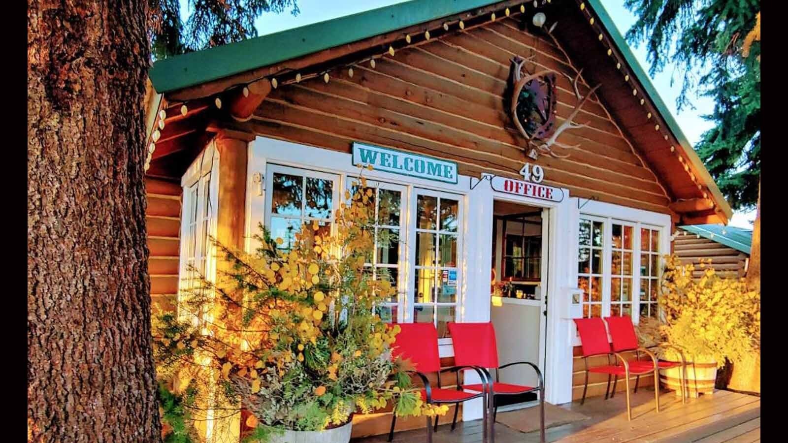 Log cabin motel 8 31 22