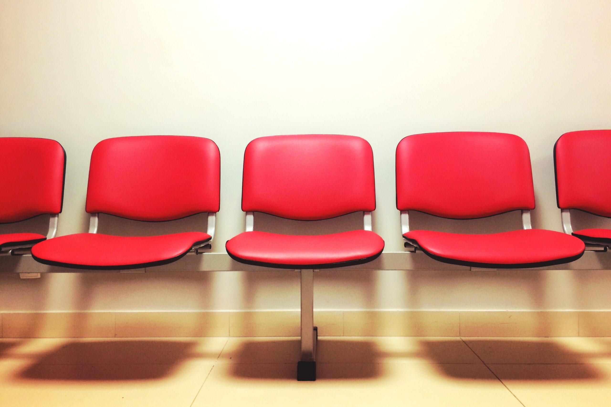 Seats waiting room 9585 scaled