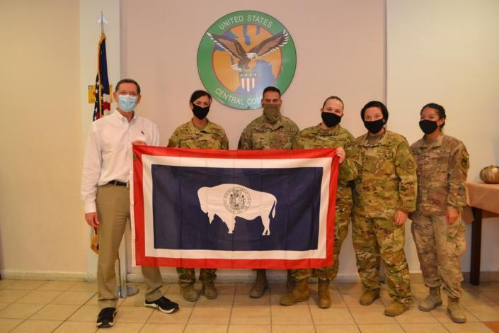 Sen barrasso with wyo guard troops in qatar featured