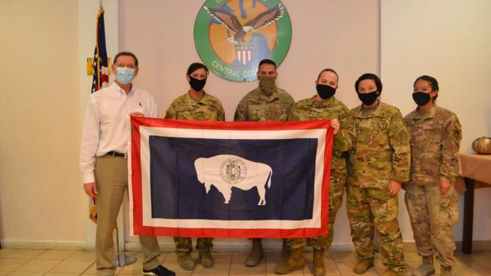 Sen barrasso with wyo guard troops in qatar featured