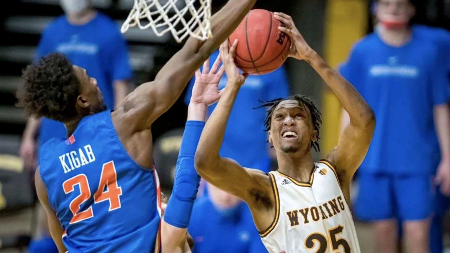 Uw basketball 12 7 21